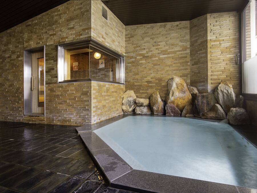 Kombinert dusj/badekar, toalettartikler (inkludert), hårføner og tøfler