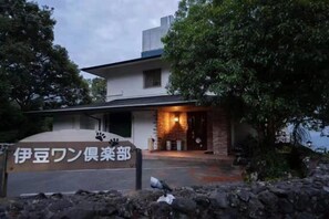 A building with a sign that reads "伊豆ワン便療部". - Izu One Club (Ito)