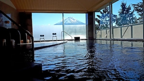 An indoor swimming pool with a view of a mountain. - Fuji Kawaguchiko Onsen Lakeland Hotel Mizunosato (Fujikawaguchiko)