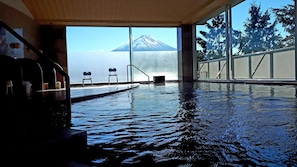 Une piscine intérieure avec vue sur la montagne.