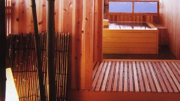 A wooden room with a bed, a window with a view of a mountain, and a bamboo fence. - Fuji Kawaguchiko Onsen Lakeland Hotel Mizunosato (Fujikawaguchiko)