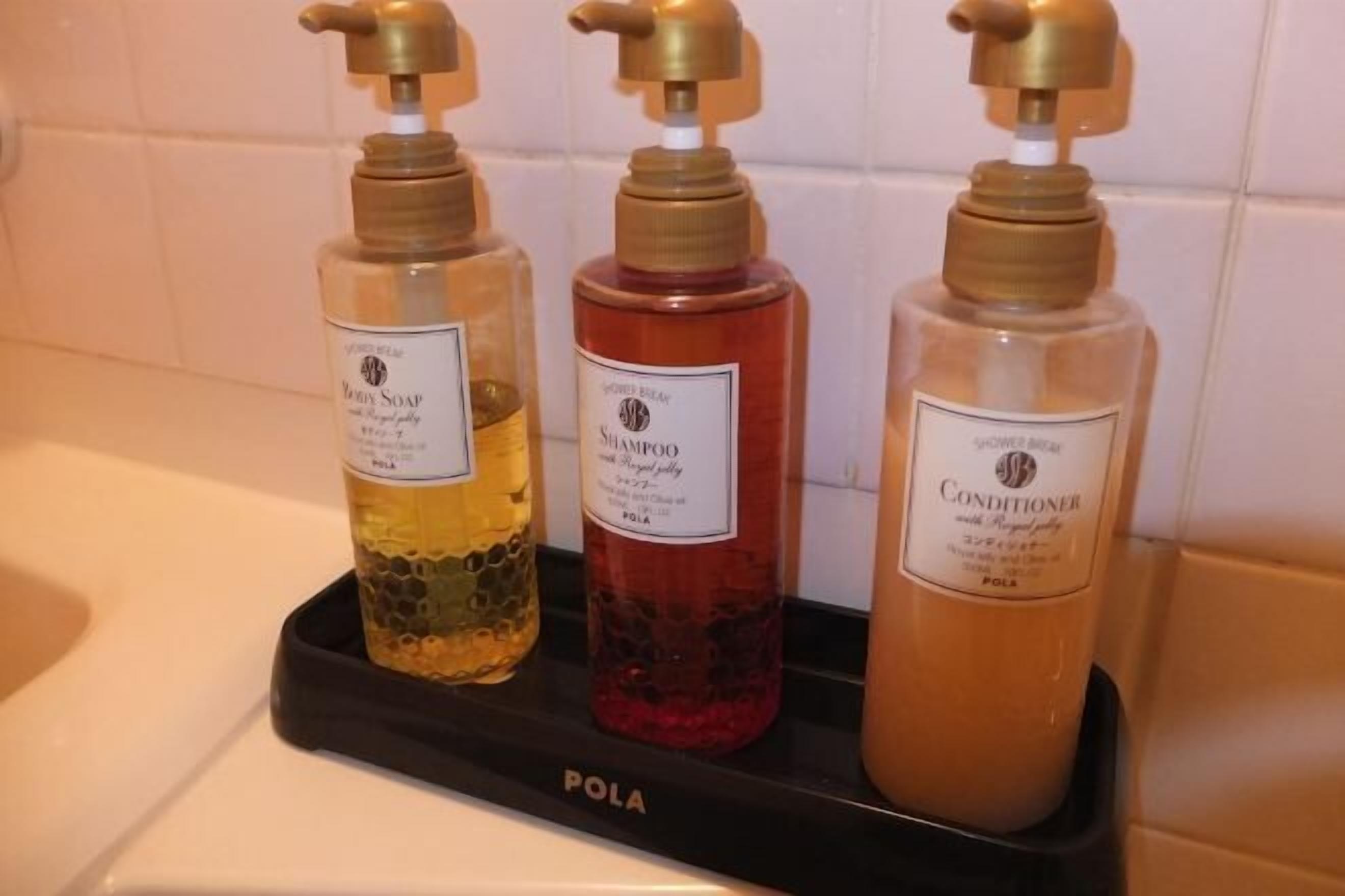 Bathroom amenities | Separate tub and shower, free toiletries, hair dryer, slippers