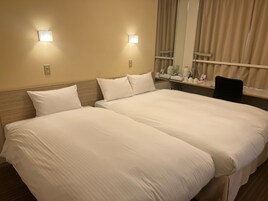 Escritorio, tabla de planchar con plancha, wifi gratis y ropa de cama 