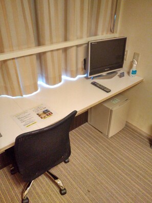 办公桌、熨斗/熨板、免费 WiFi、床单