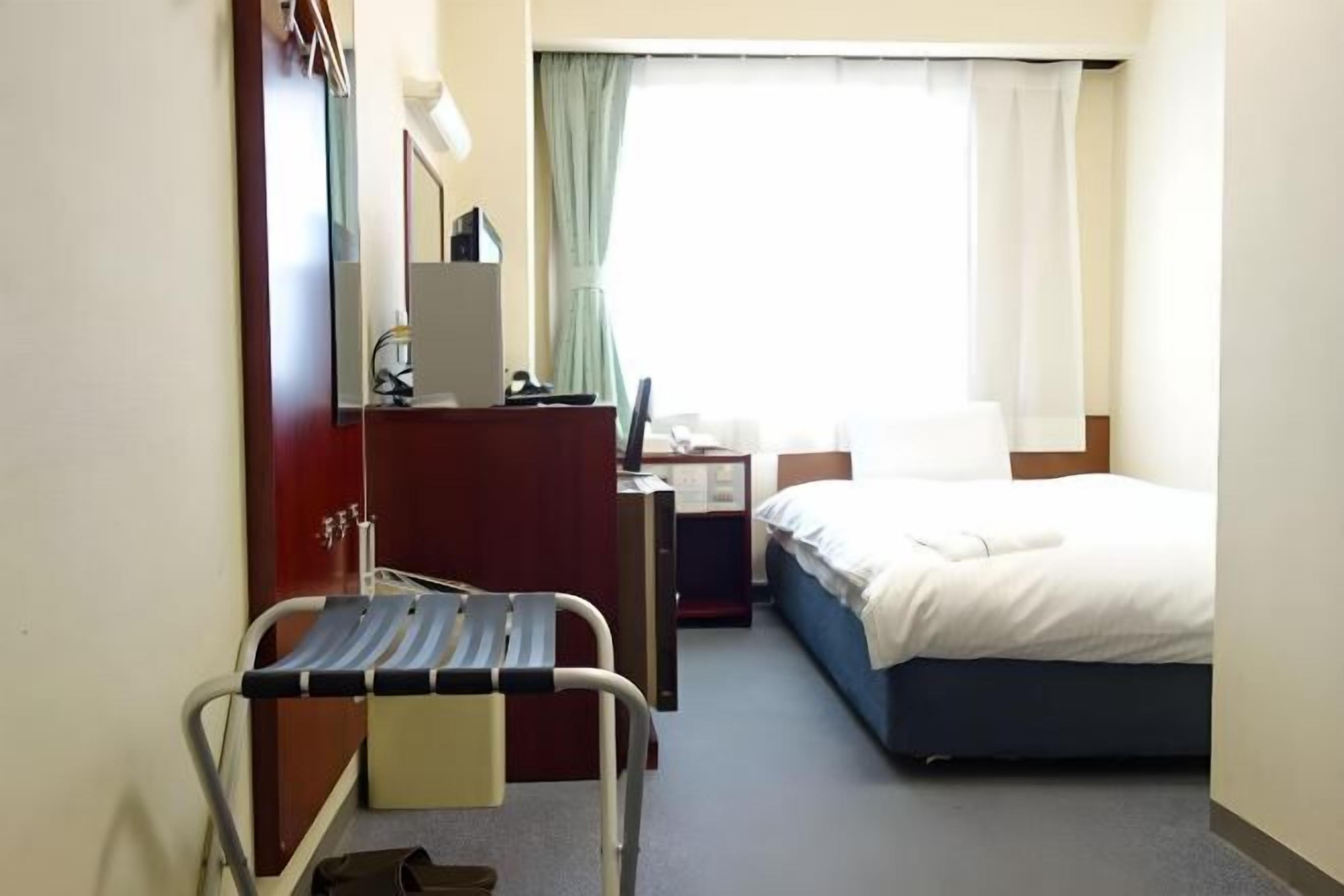 Meja kerja, tirai kedap cahaya, Wi-Fi gratis, dan seprai linen