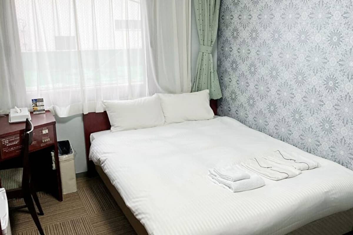 Escritorio, cortinas blackout, wifi gratis y ropa de cama