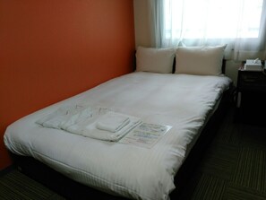 Desk, blackout curtains, free WiFi, bed sheets - Hotel Green Pacific (Sendai)