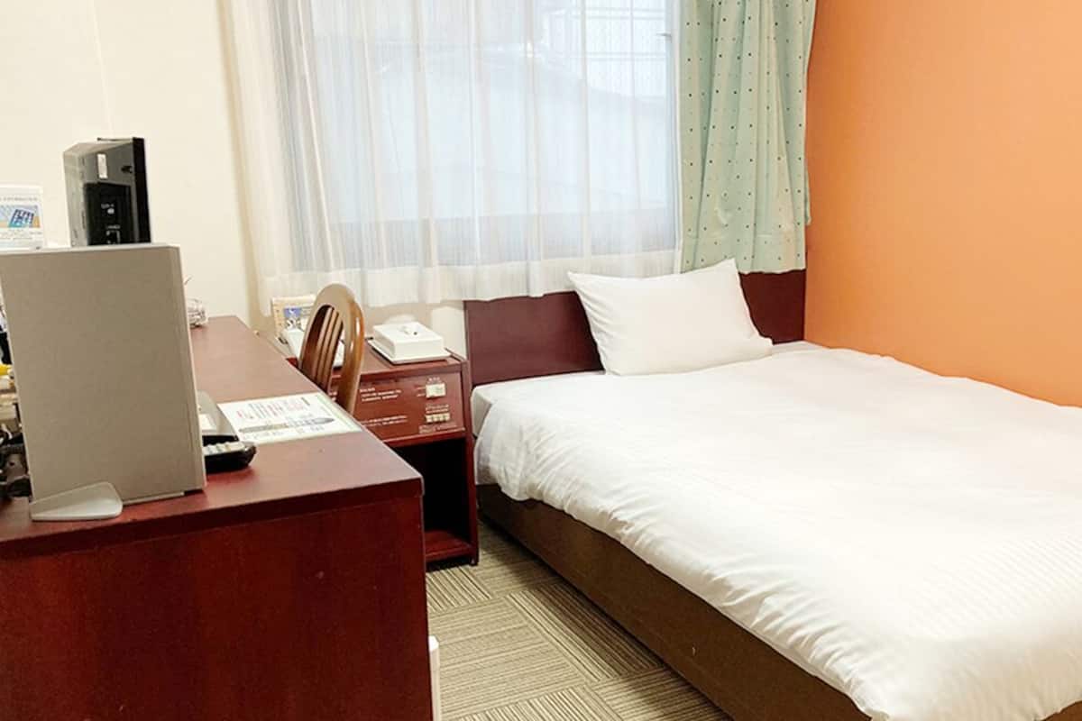 Escritorio, cortinas blackout, wifi gratis y ropa de cama