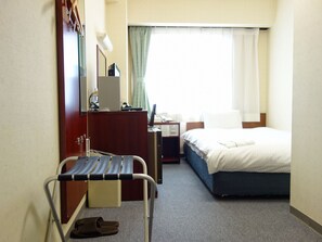 Desk, blackout drapes, free WiFi, bed sheets - Hotel Green Pacific (Sendai)