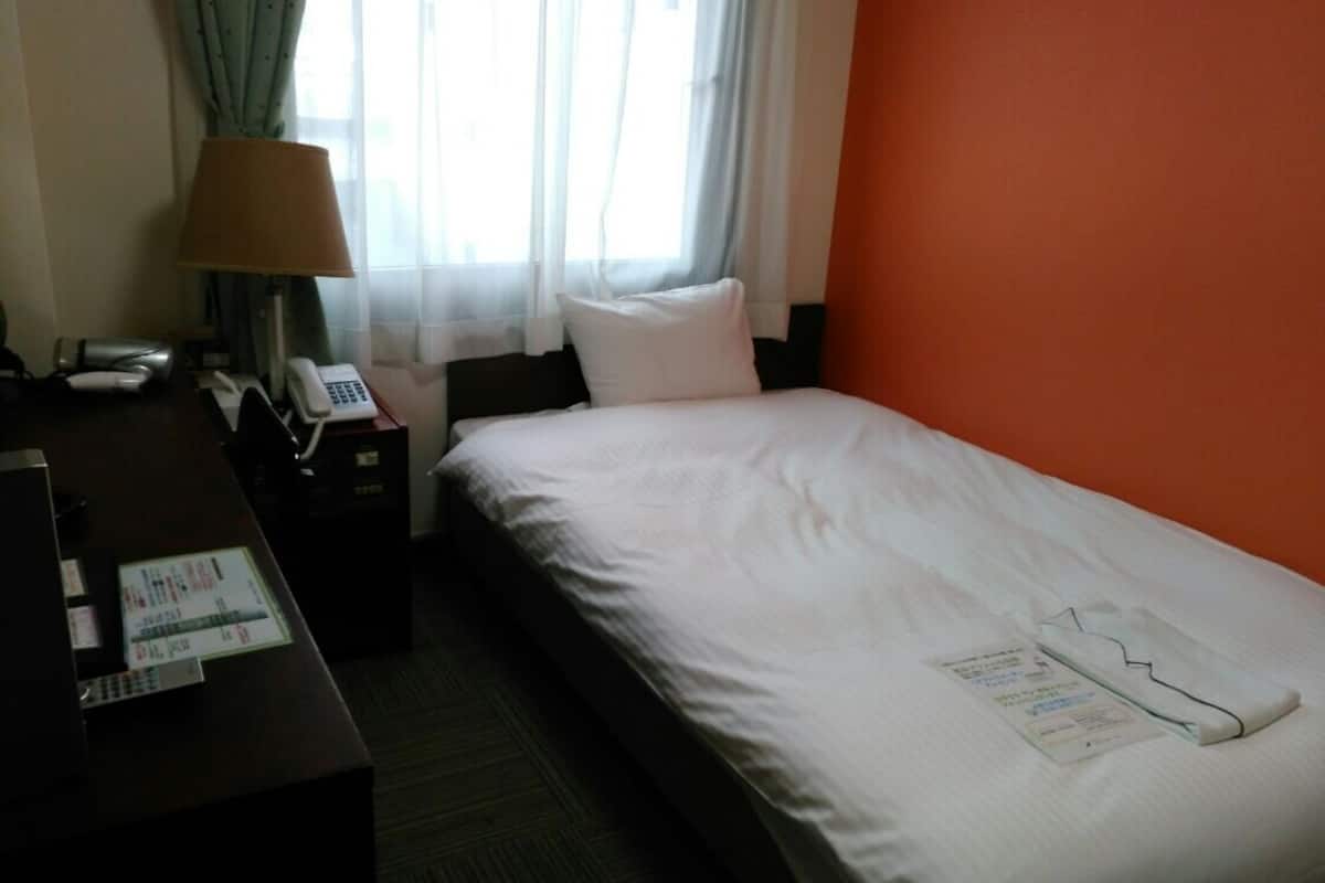 Escritorio, cortinas blackout, wifi gratis y ropa de cama
