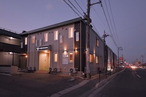 Fachada de la propiedad por la tarde o noche
