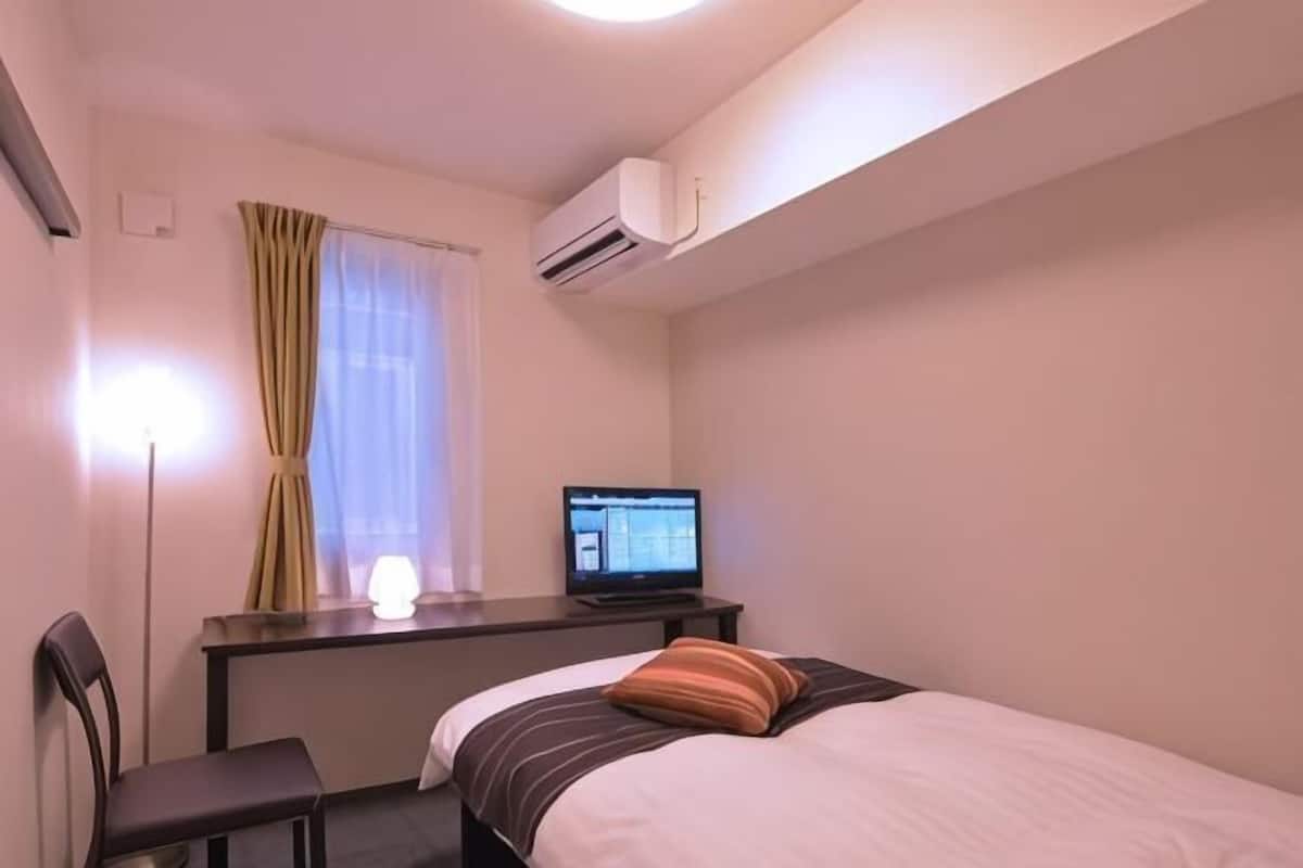 Desk, blackout drapes, free WiFi, bed sheets