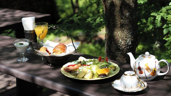 Outdoor dining - Piccolo Hotel Opera (Karuizawa)