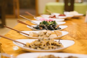 Café da manhã com pratos da culinária local grátis todos os dias