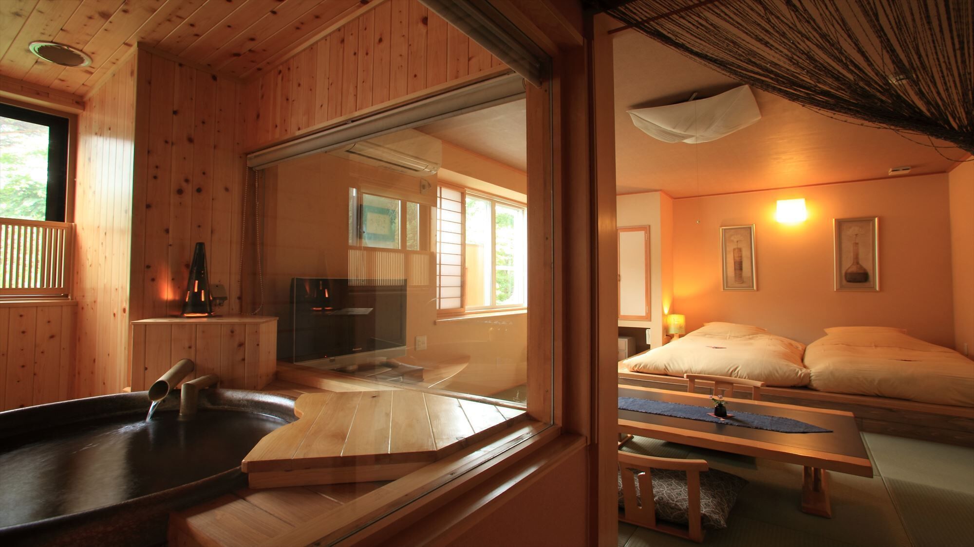 Un interior de fusta amb sauna, llit i zona de dinar.