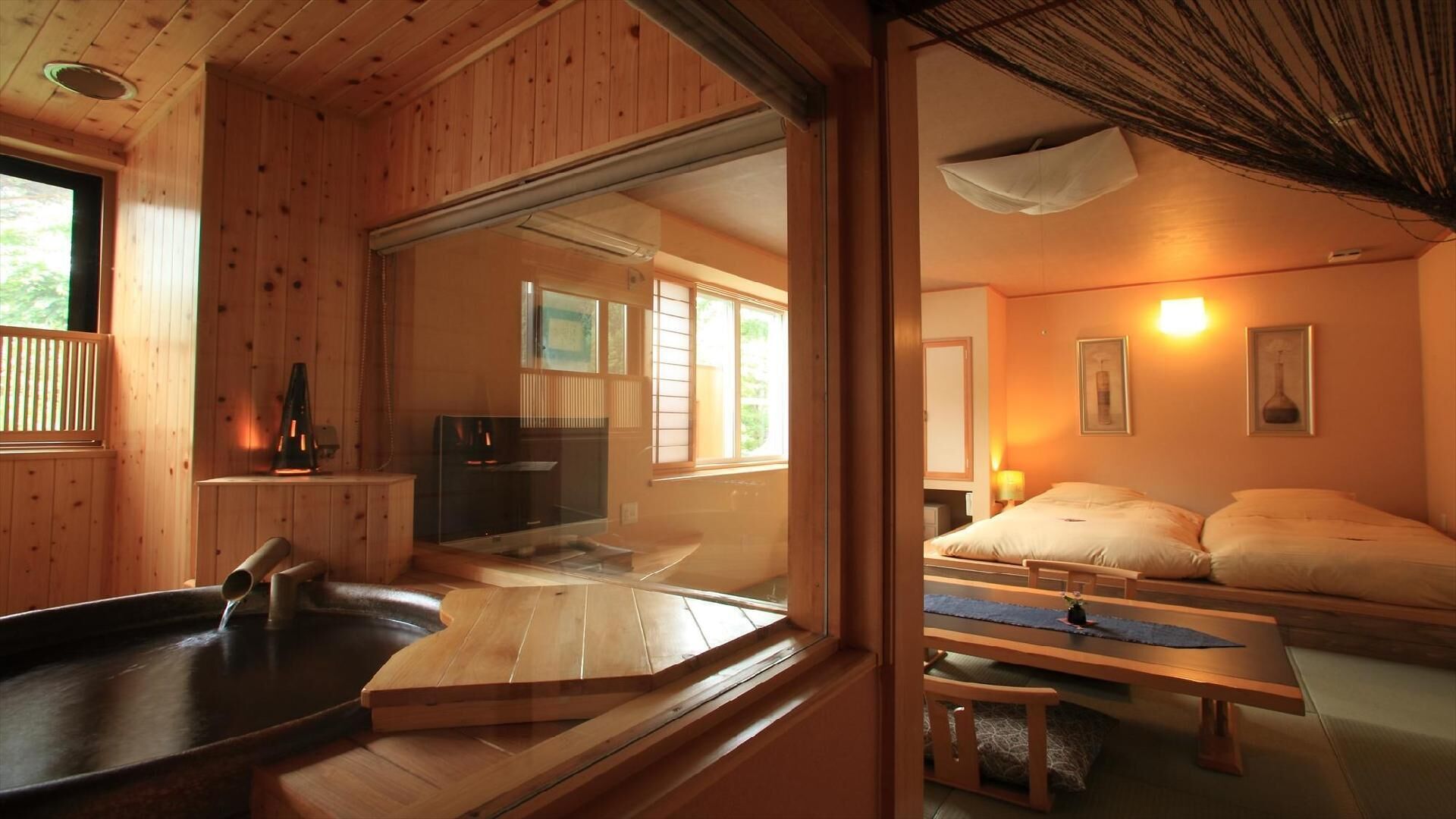 Un interior de fusta amb sauna, zona de menjador i un llit amb vistes.