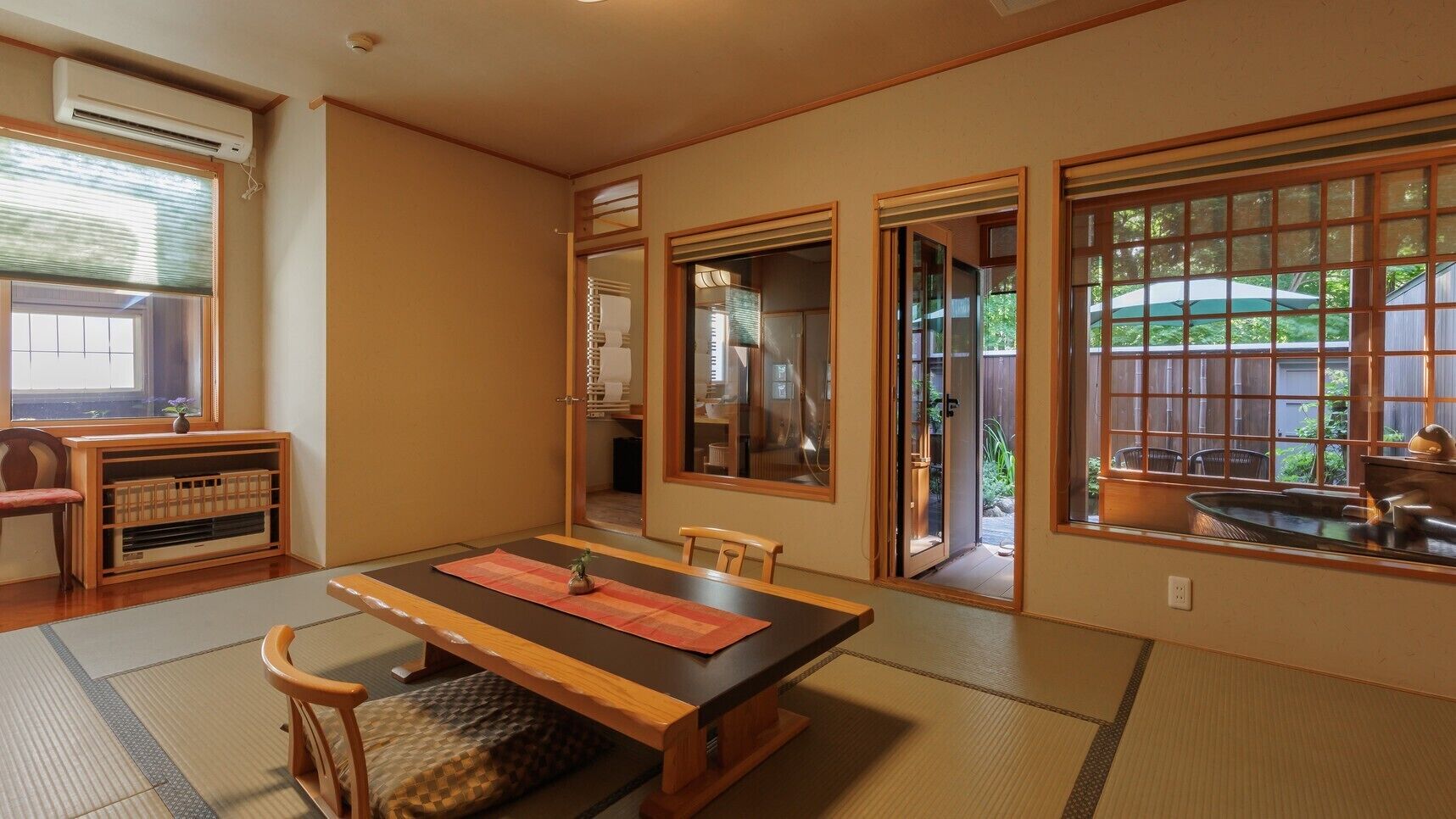 Habitació tradicional japonesa amb tatami, una taula baixa i portes corredisses.
