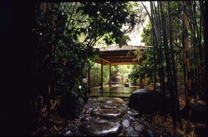 A tranquil garden with a wooden pavilion, a stone pathway, and lush greenery. - Hana No Omotenashi Nanraku (Minamiizu)