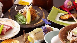 Diversos platos en una mesa, como mariscos, verduras y un tazón de sopa.