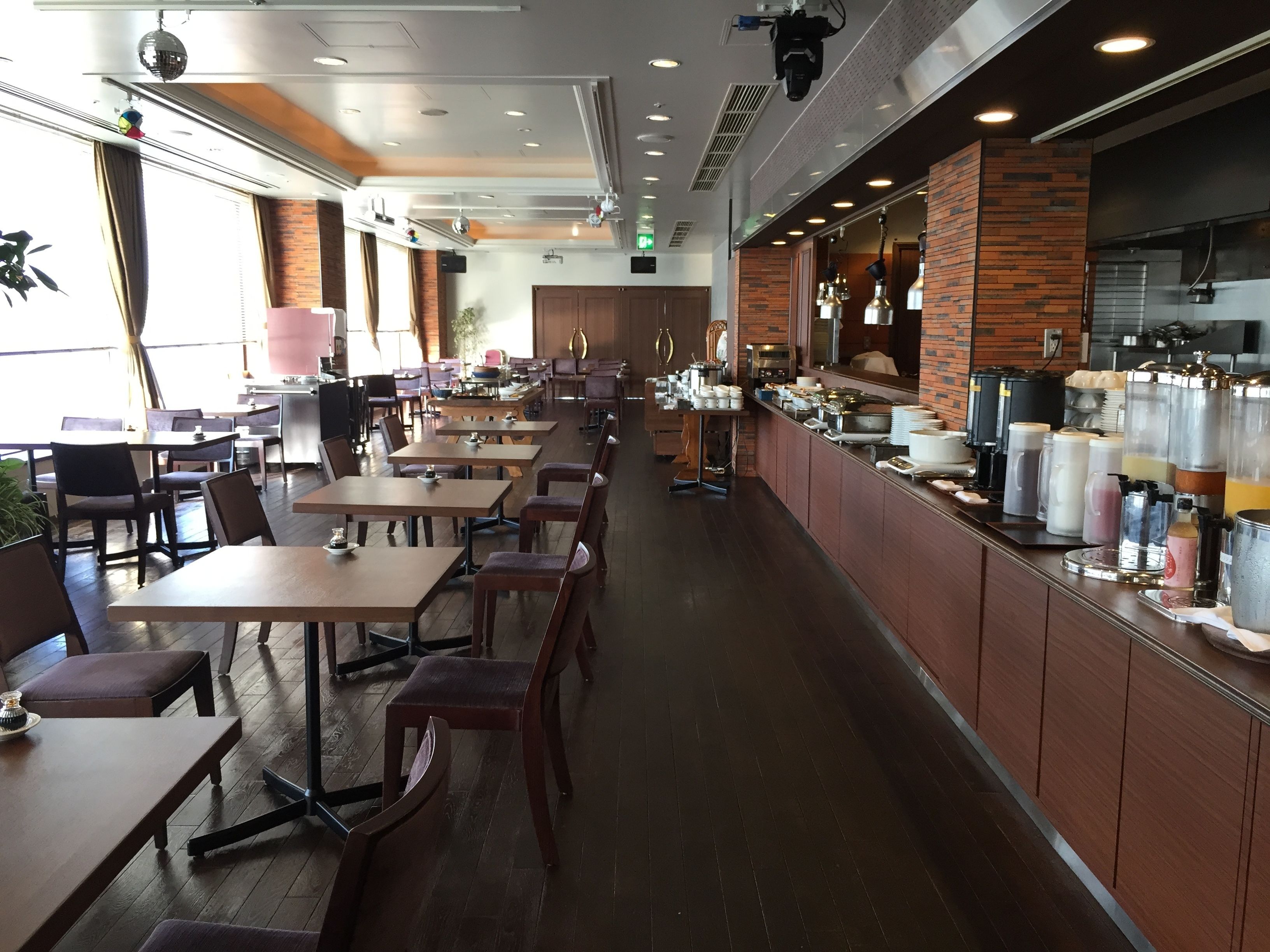 daily buffet breakfast (jpy 1870 per person)