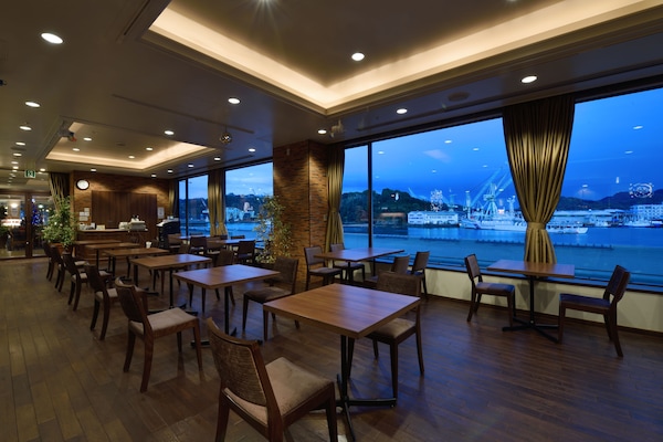 2 restaurants, breakfast served