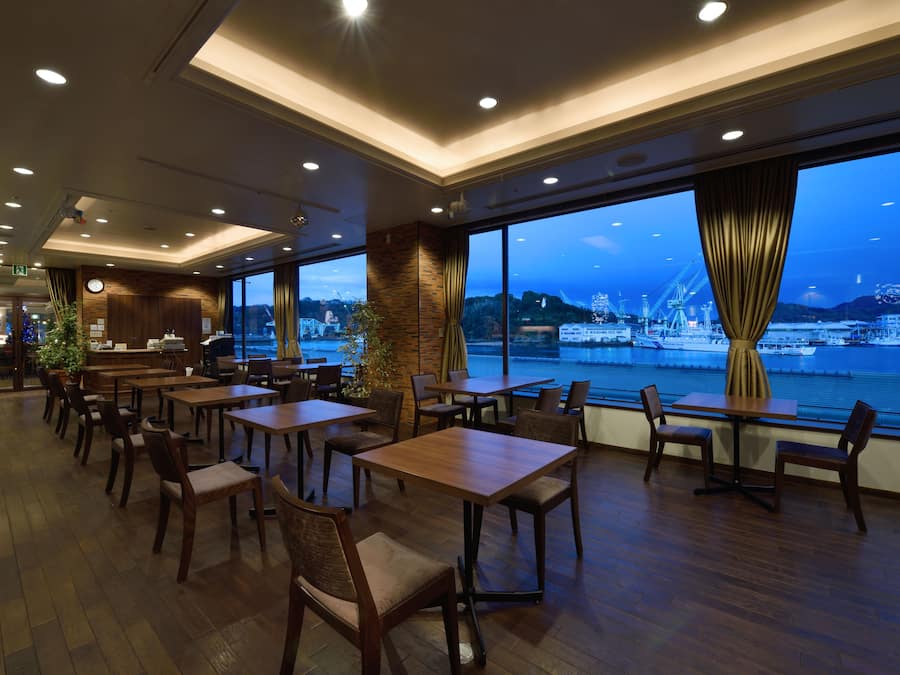 2 restaurants, breakfast served