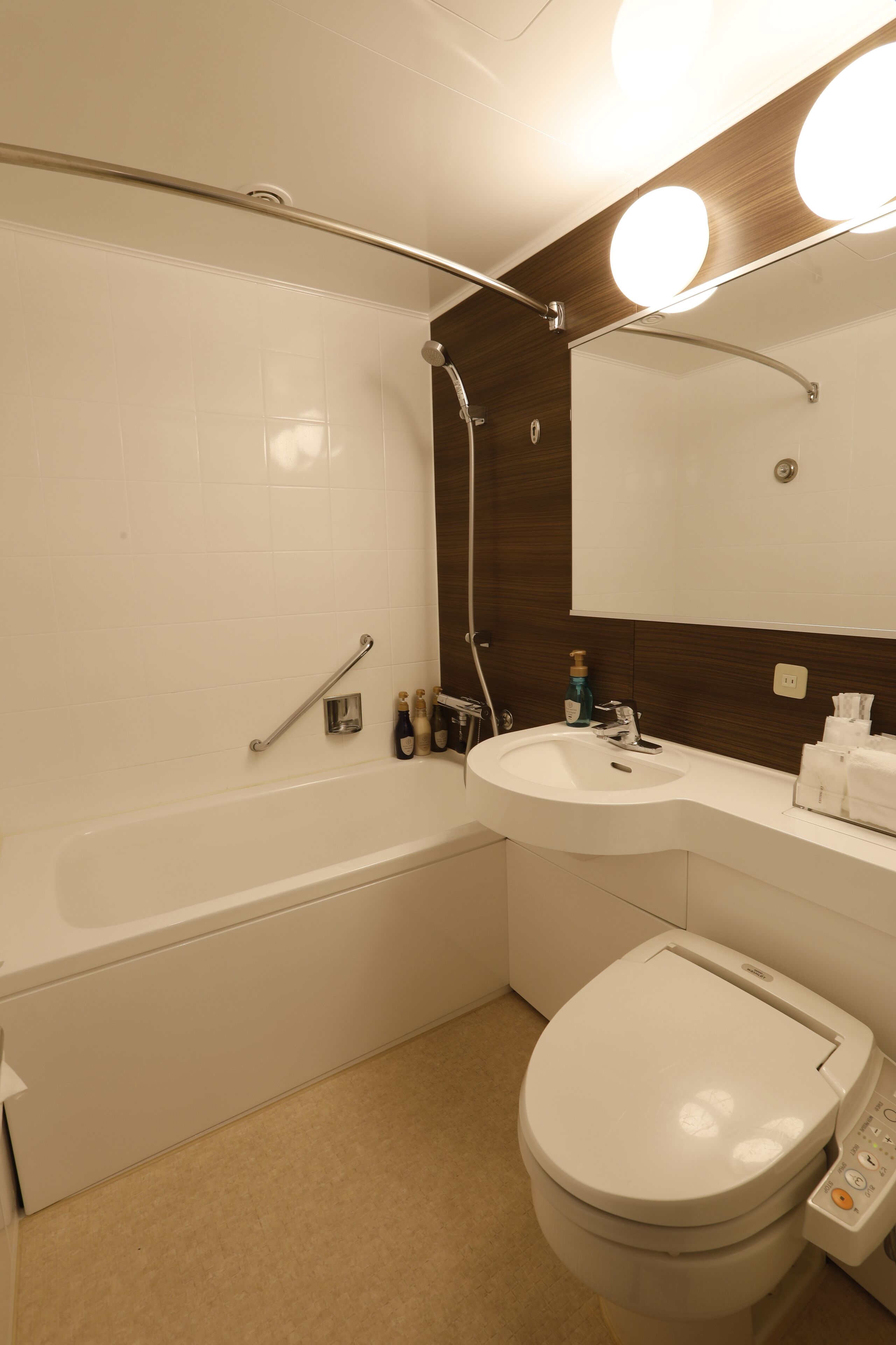 combined shower/bathtub, deep-soaking bathtub, free toiletries