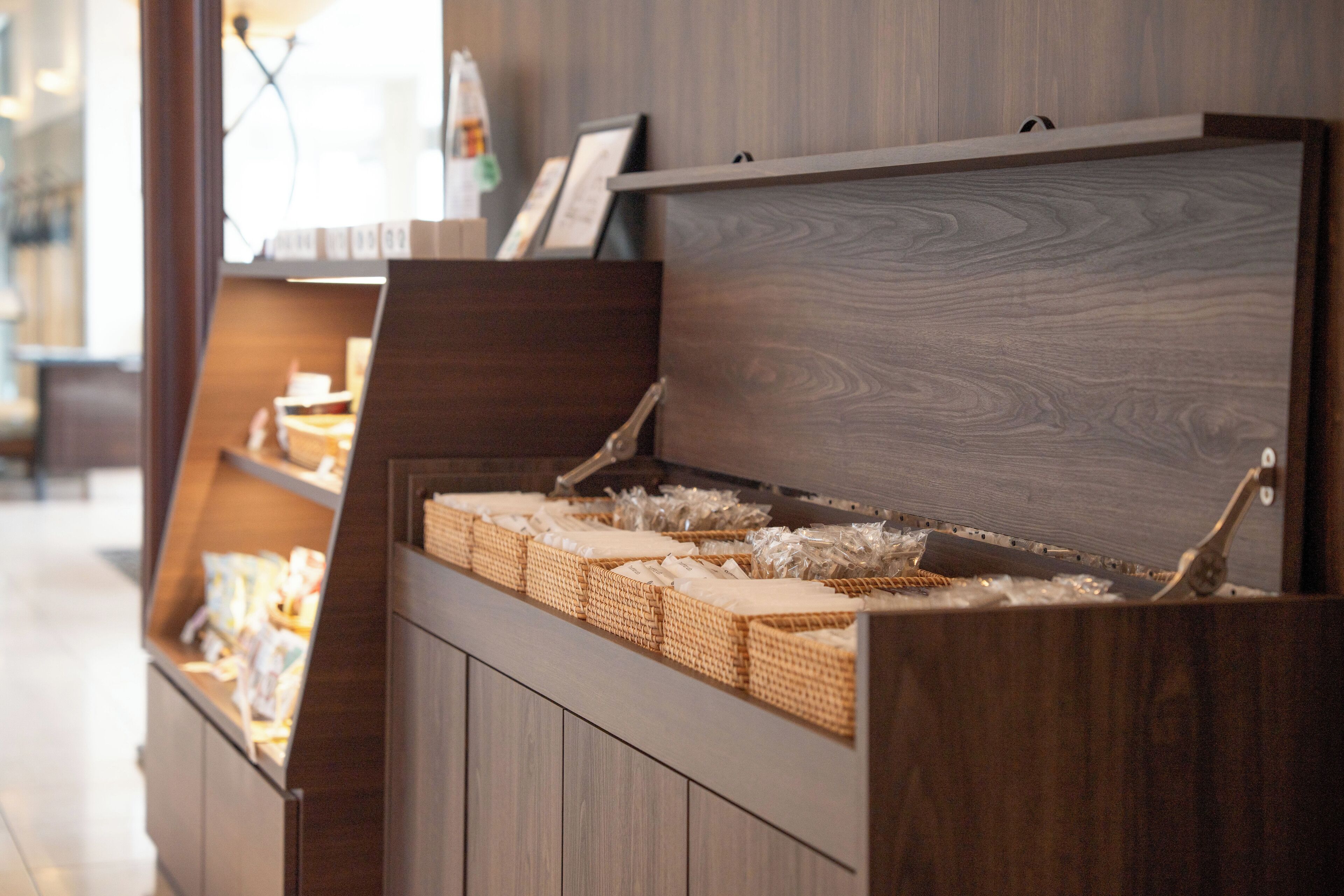 Un expositor de madera con cestas y un panel de madera.