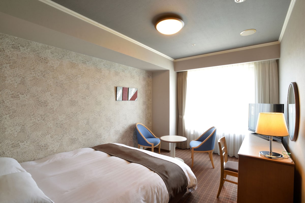 Chambre double, non-fumeur, vue sur le port | Bureau, fer et planche Ă repasser, accĂšs au Wi-Fi (inclus)