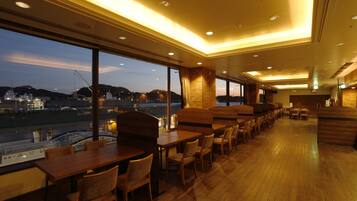 Daily buffet breakfast (JPY 1870 per person)