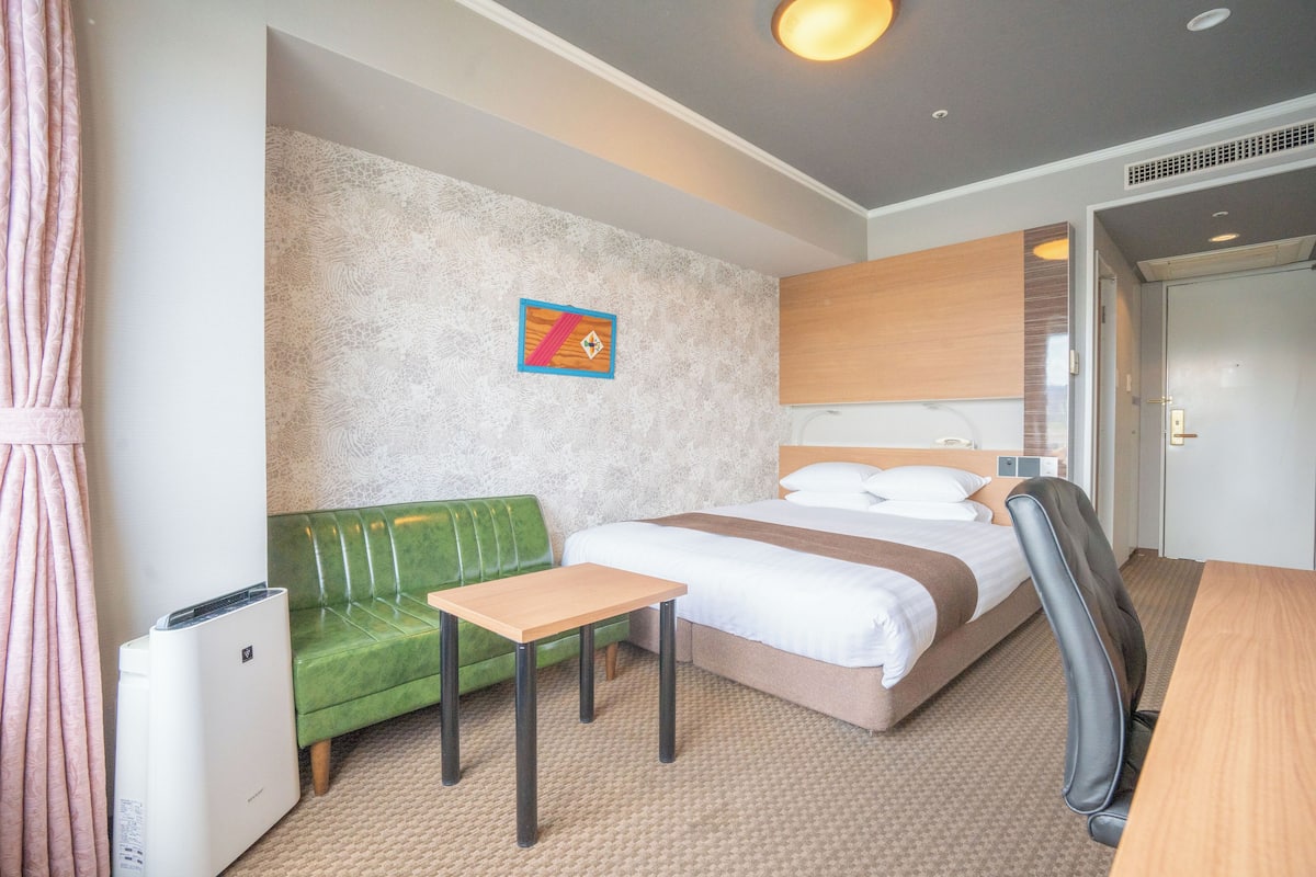 Double Room, Non Smoking, Harbor View | Desk, iron/ironing board (on request), WiFi (free), bed sheets