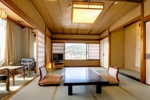 セーフティボックス (  室内)、WiFi (無料)、ベッドシーツ