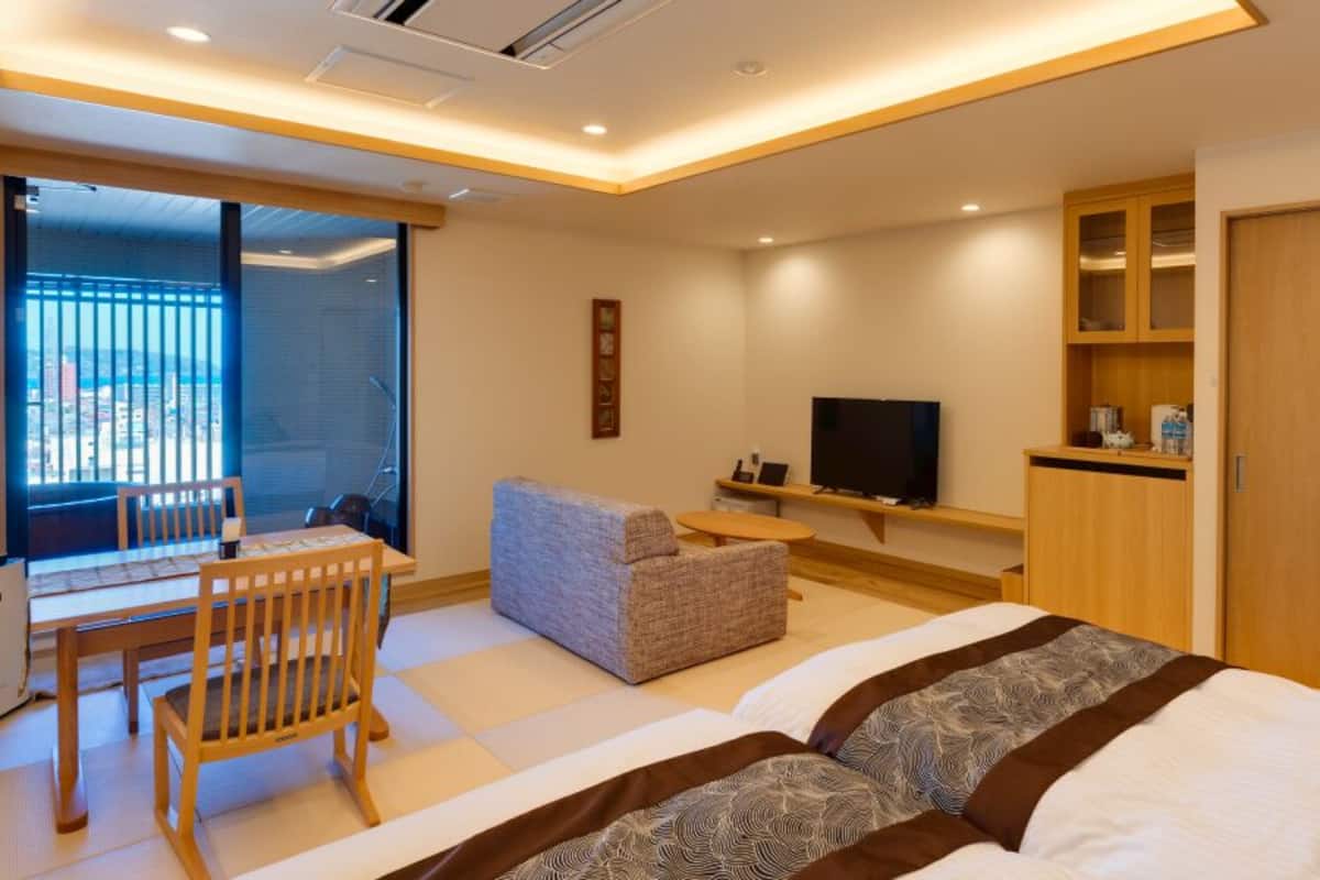 SHIKON, Japanese Western Style Twin Room with Open-air bath, Non Smoking | Pengeskab på værelset, gratis Wi-Fi, sengetøj