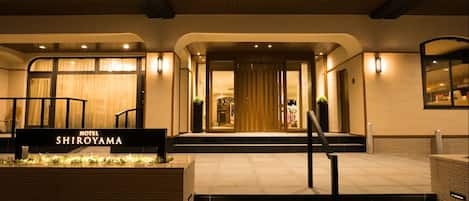 Fassade der Unterkunft – Abend/Nacht