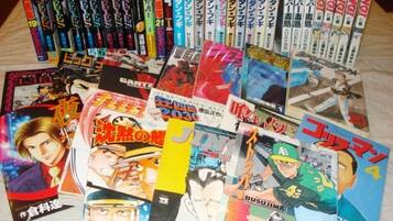 Una colección de mangas y revistas extendidos sobre una superficie.