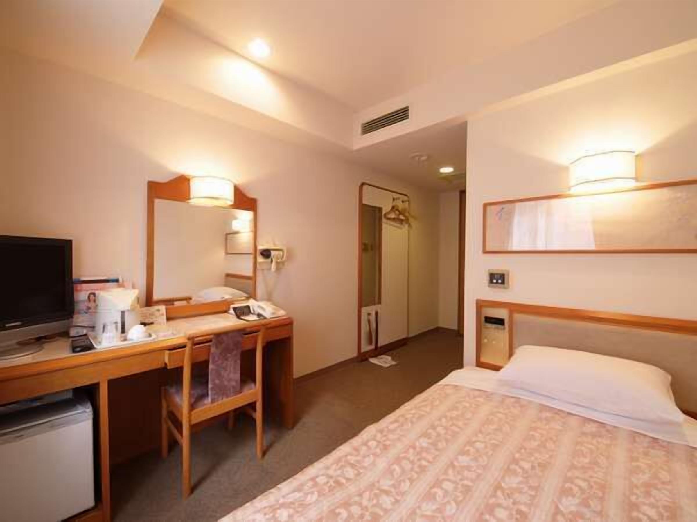 客室ごとに異なる装飾、客室ごとに異なるインテリア、デスク、ノートパソコン用作業スペース