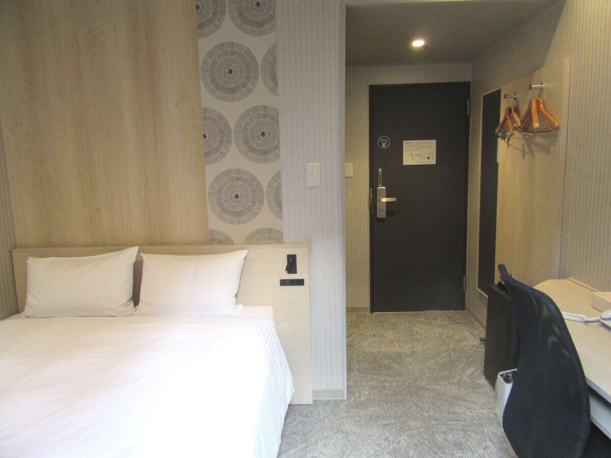 Escritorio, wifi gratis y ropa de cama 