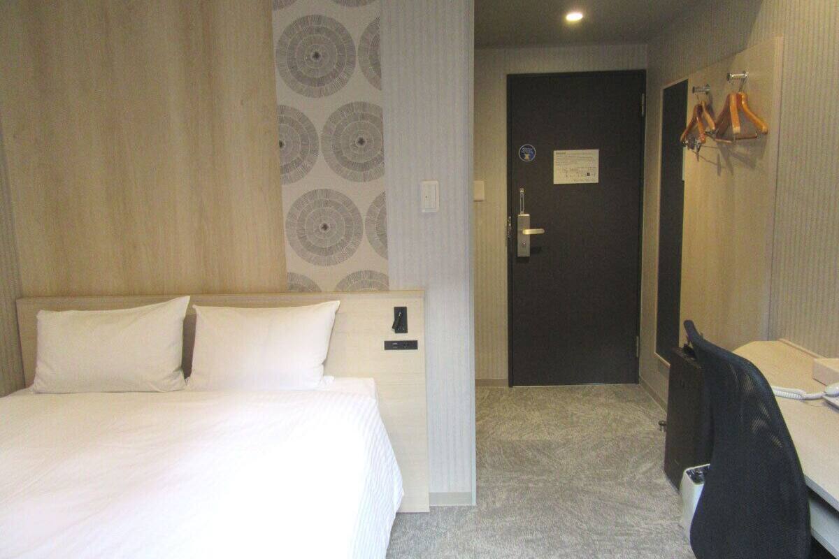 Kamar Double, Bebas Asap Rokok | Meja kerja, Wi-Fi gratis, dan seprai linen