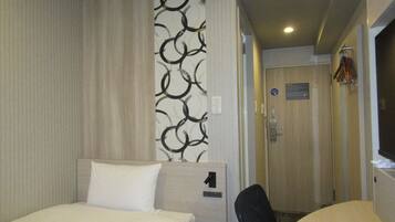 Escritorio, wifi gratis y ropa de cama