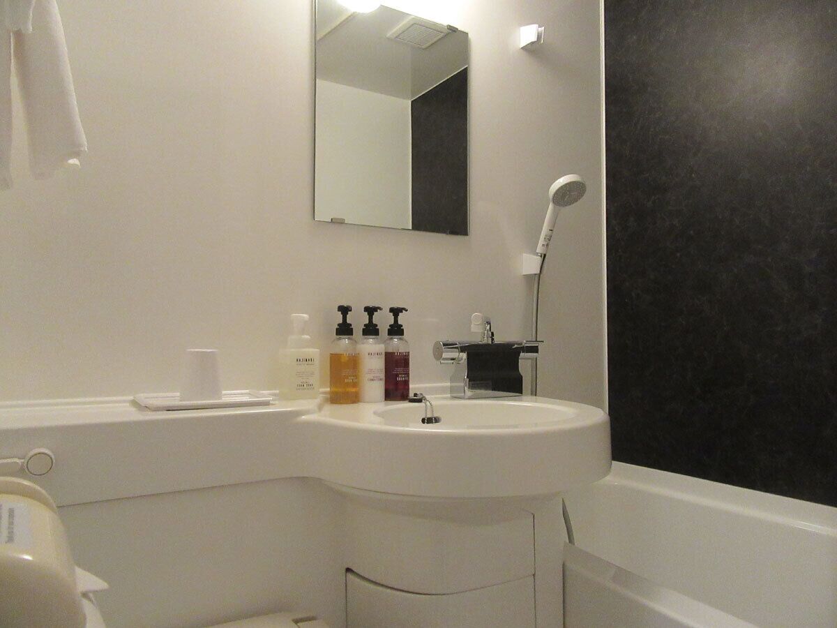 Combined shower/tub, free toiletries, hair dryer, slippers