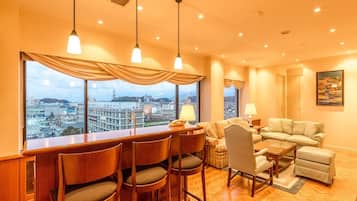 Suite, Smoking | Living area | Flat-screen TV, pay movies