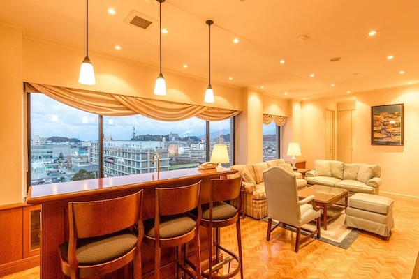 Suite, Smoking | Living area | Flat-screen TV, pay movies