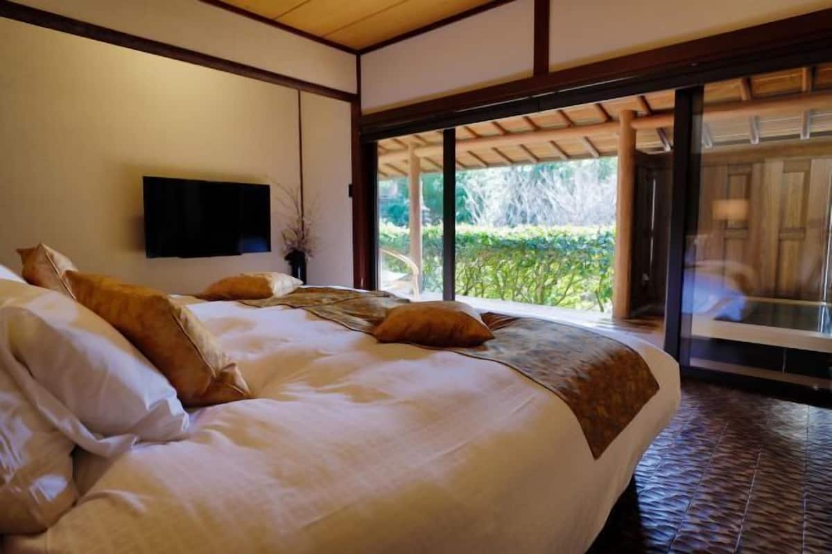 1 bedroom, premium bedding, in-room safe