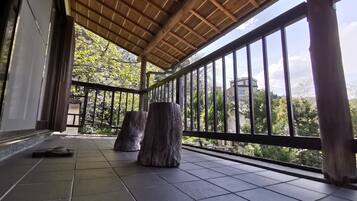 Habitación tradicional con 2 camas individuales, tina, vista al océano (Special, Shikitei) | Lanai