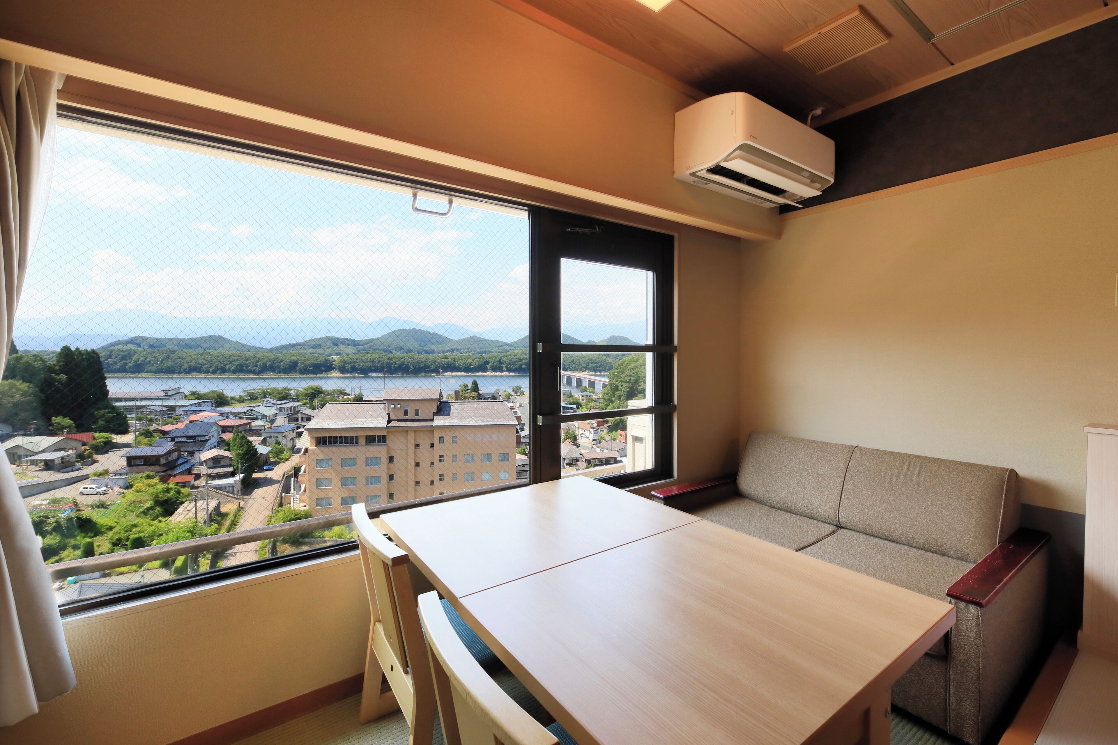 Quarto Twin em estilo japonês, para não fumantes | Cofres nos quartos, Wi-Fi de cortesia, roupa de cama