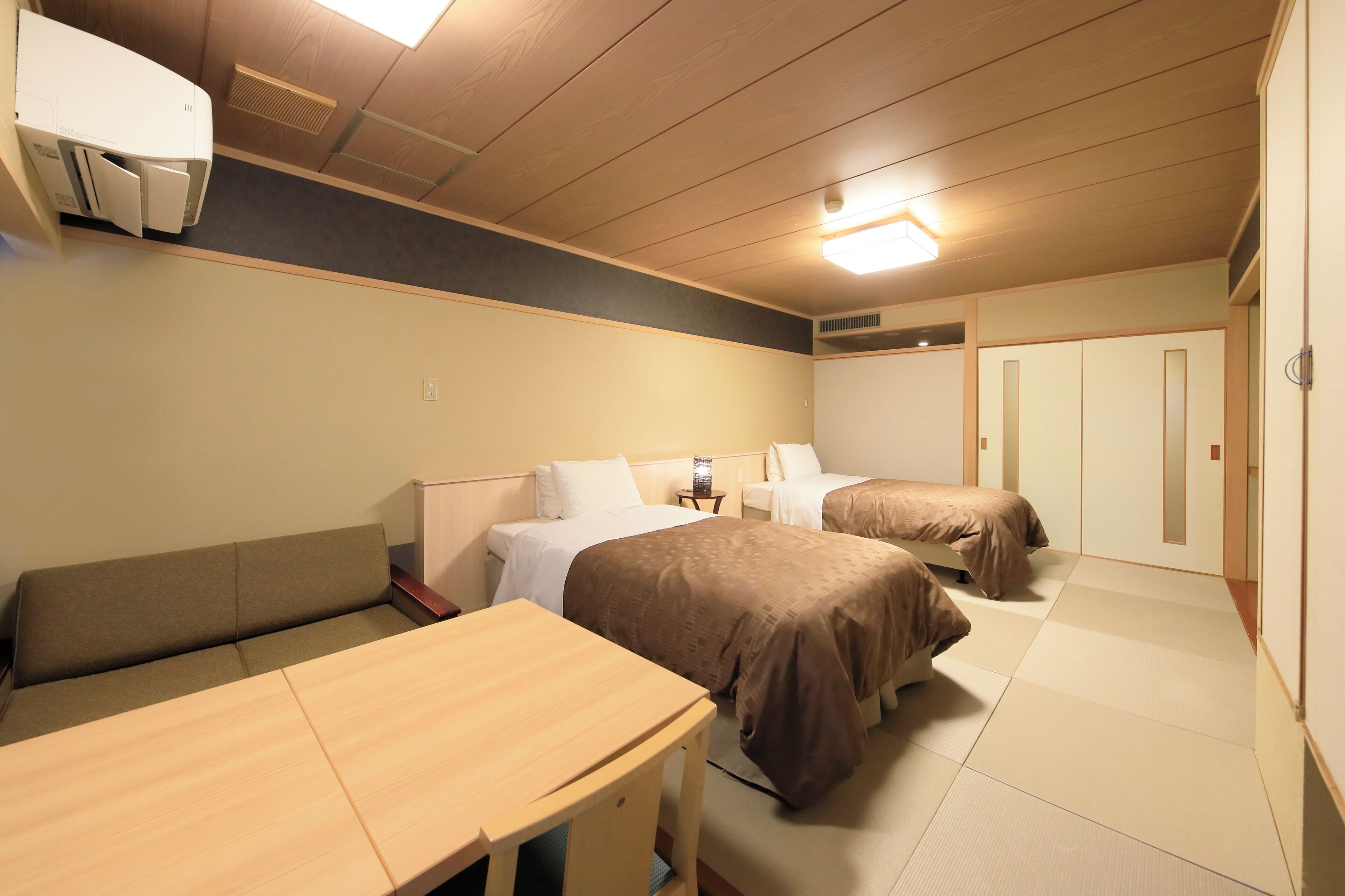 Quarto Twin em estilo japonês, para não fumantes | Cofres nos quartos, Wi-Fi de cortesia, roupa de cama