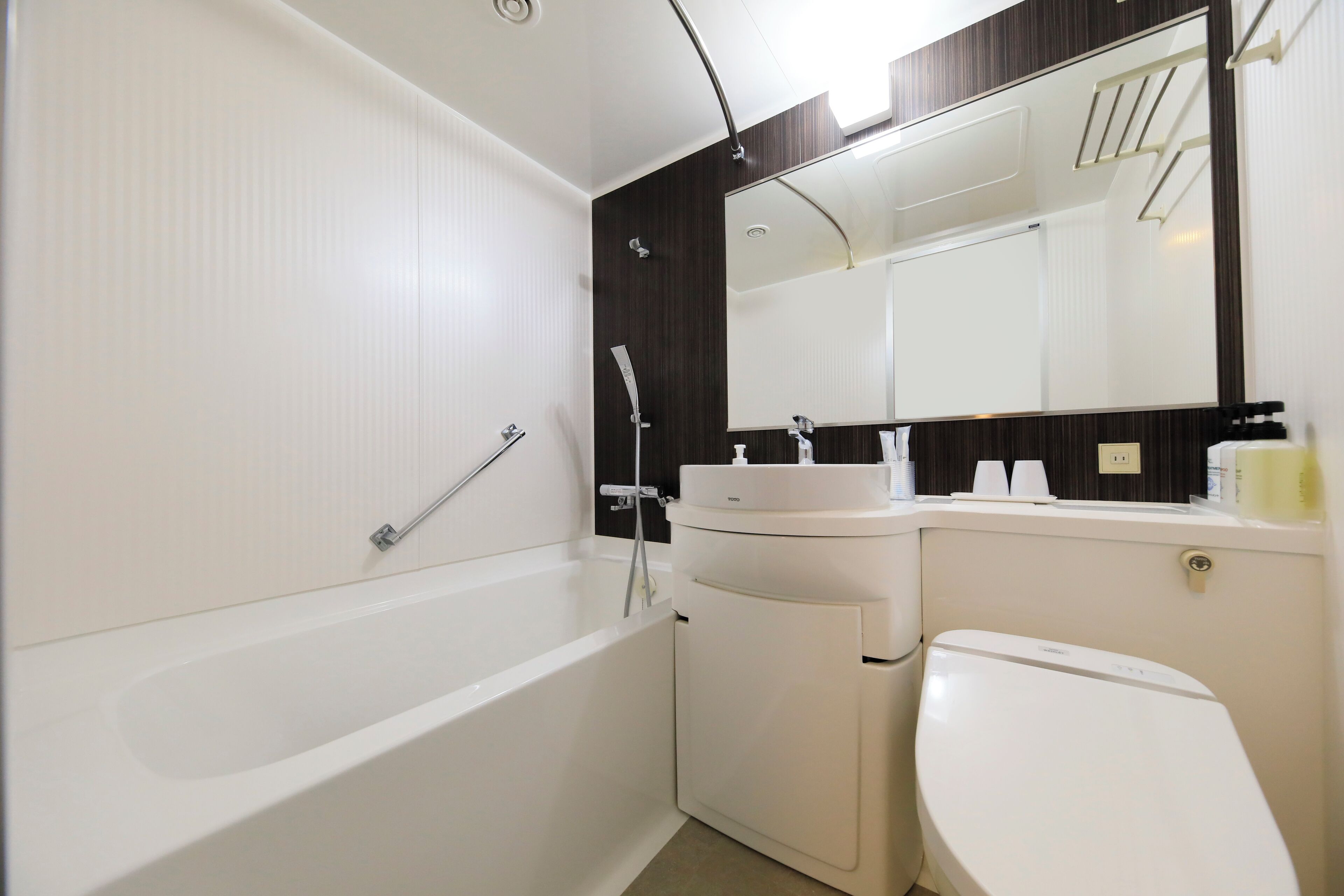 Un baño moderno con bañera, inodoro y lavamanos.