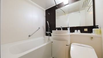 Un baño moderno con bañera, inodoro y lavamanos.