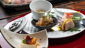 A variety of sushi dishes on a tray. - Izukogen Onsen Hananokumo (Ito)