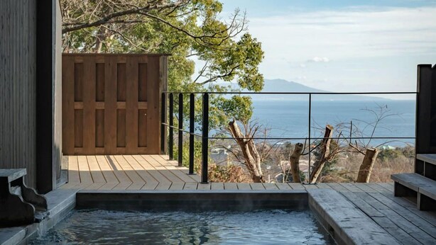 A hot tub on a wooden deck with a view of the sea and mountains. - Izukogen Onsen Hananokumo (Ito)